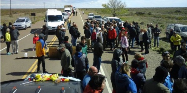 Queja. Una postal de la manifestación de trabajadores de la Cooperativa y vecinos algo indignados. 