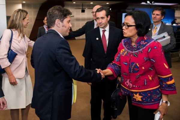 Axel Kicillof saluda a Sri Mulyani Indrawati, directora gerente y oficial Principal de Operaciones del Banco Mundial.