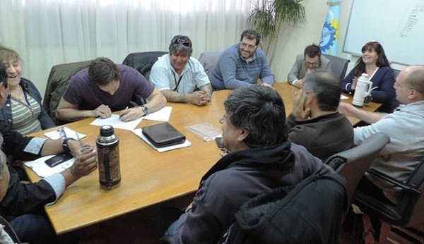 Partes. Una postal del acuerdo salarial con los hombres de mar. 