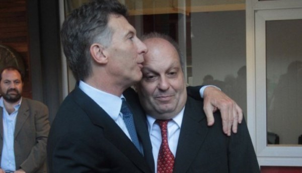 Beso a beso. El ex ministro de la Alianza delarruísta critica a 6,7,8 pero....