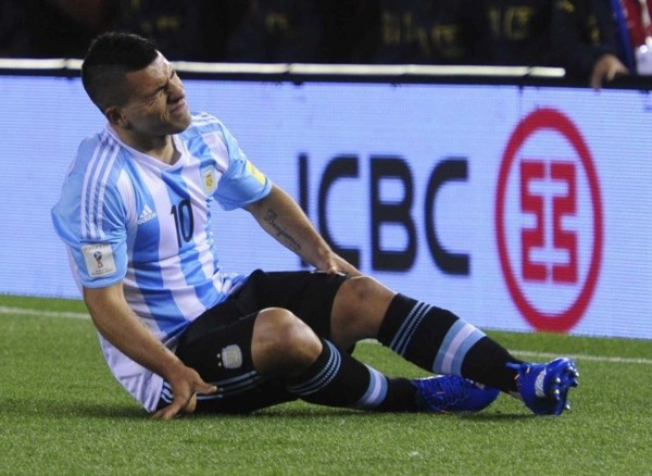 El gesto de dolor del "Kun" que se retiró a los 20 minutos, venía de hacer 5 goles en el City.