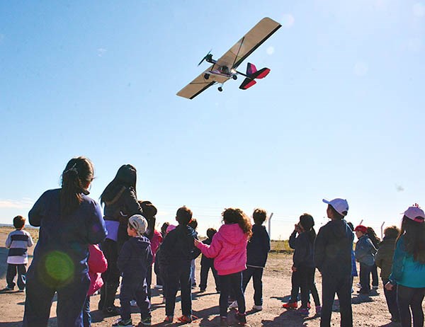 En el cielo. La avioneta “Barbie” sorprendió a los chicos.
