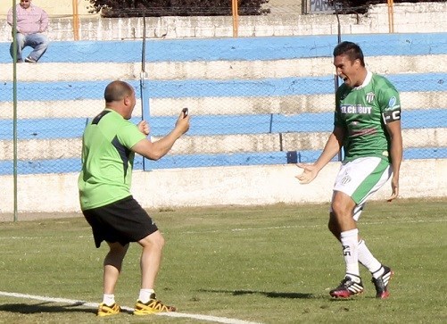 Diego Flamenco festeja con el profe "Leo" Molina, el segundo gol del Verde.