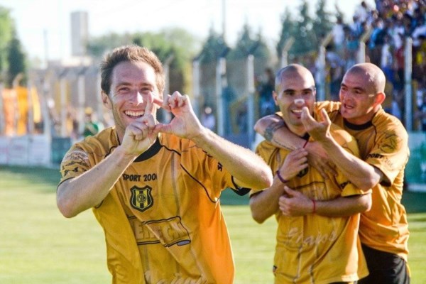 Dómini marcó un doblete en la goleada del equipo de "Chopi" Izquierdo.