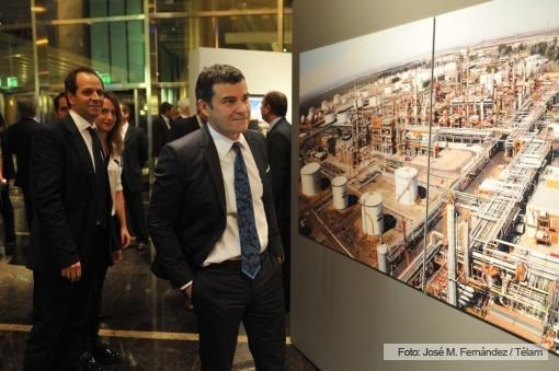 Galuccio y una imagen a escala de las instalaciones de la petrolera