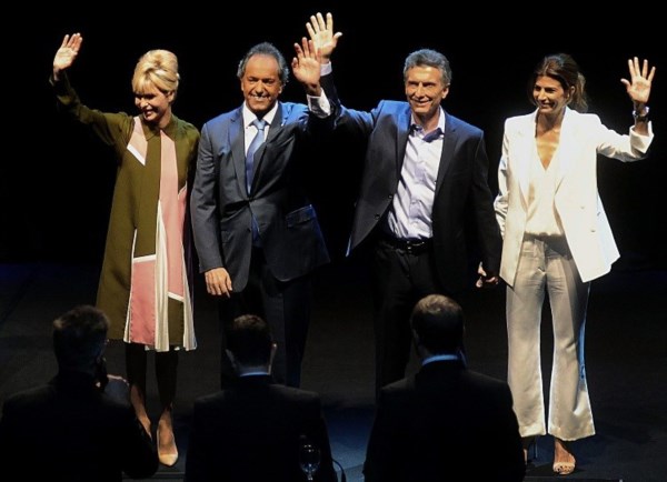 En el cierre del debate, se sumaron las esposas de los candidatos para la foto final.