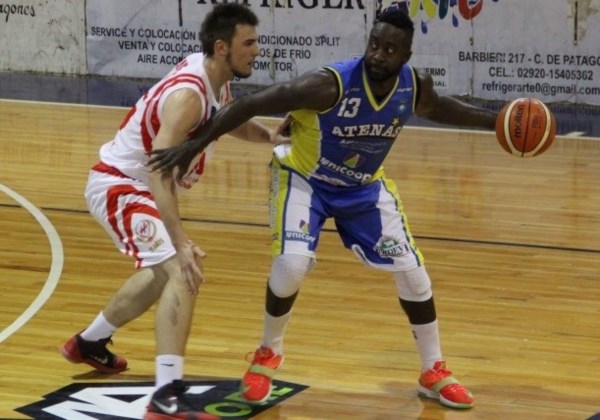 Wilkerson volvió a ser importante como en el juego en Trelew. Cancinos en la marca. (Foto: Prensa Atenas).