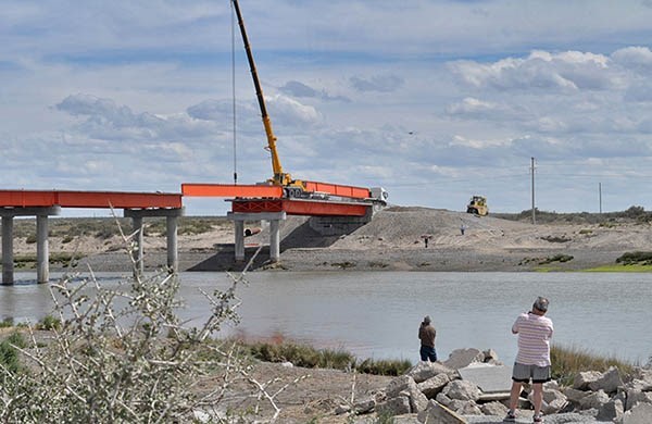 Quedó completo. Con la colocación de las últimas vigas el puente ya luce como debe en la capital. 