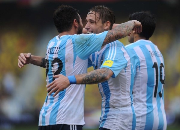 El abrazo del "Pocho" Lavezzi, que envió el centro del gol, y Biglia.