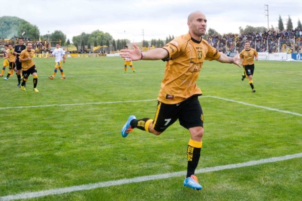 Michelena marcó dos goles, el segundo de penal. Parecía historia liquidada, pero quedó abierta.