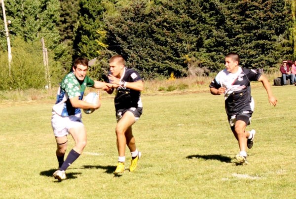 Lautaro Caimi intentando frenar al rival de Lagos, mientras Francisco Liva llega en apoyo. Foto: Martín Leuful.