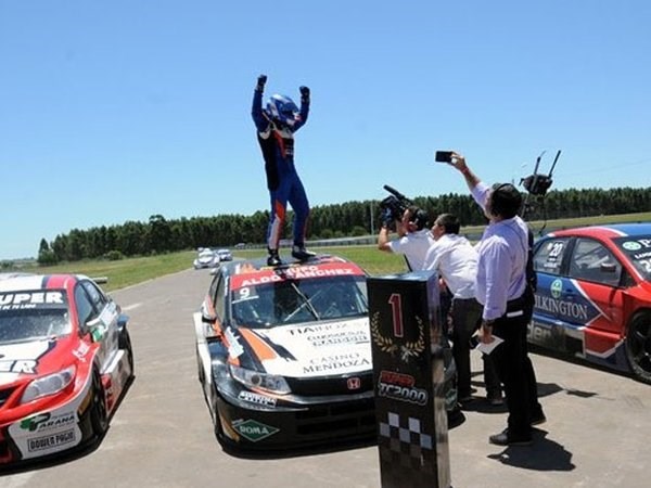 La emoción de "Peluche" Cáceres, campeón del TC2000 en Entre Ríos.