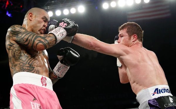 "Canelo" Álvarez derrota a Miguel Cotto y alcanzó el título mediano del CMB.