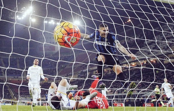 Icardi festeja su gol. El Inter, lider en solitario, y jugando bien con Mancini.