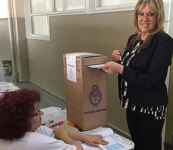 Sufragio. La intendente y su voto en la capital chubutense.