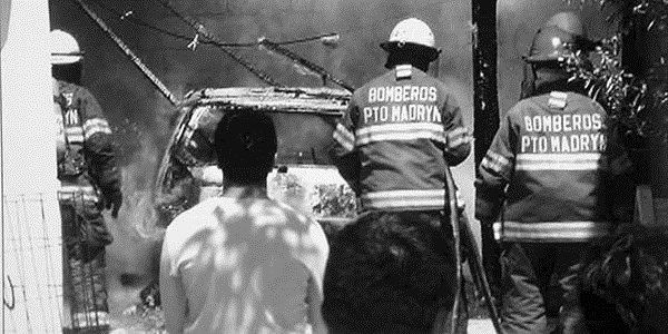 Auto en llamas. El vehículo incendiado quedó totalmente destruido a pesar de la tarea de los bomberos.