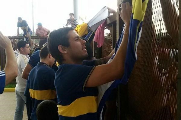 El plantel "xeneize" salió ayer a firmar autógrafos en la puerta del hotel.