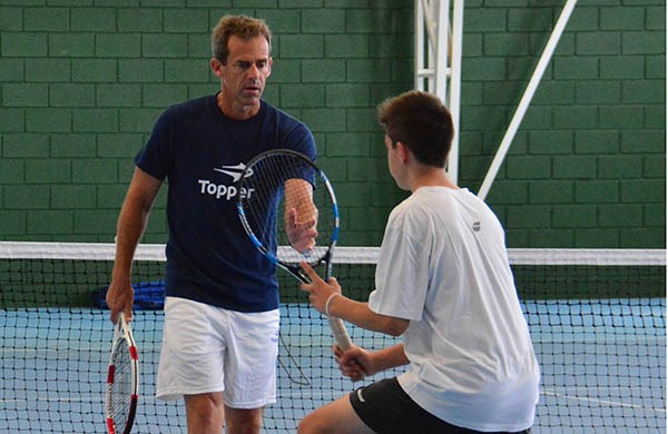 Daniel Orsanic durante los testeos en el Trelew Tennis Club. El capitán de Copa Davis visitó la ciudad.