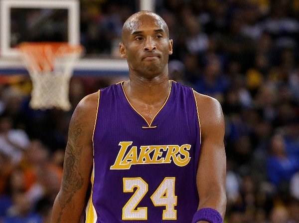 Kobe Bryant publica emotiva carta para anunciar retiro del básquetbol.