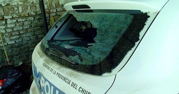 El móvil policial que intervino en la disputa familiar sufrió varias roturas, entre ellas la de sus vidrios.