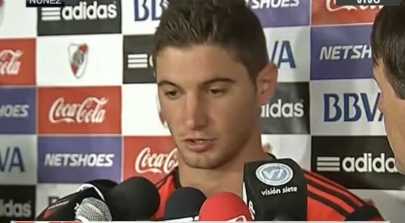 Alario bromeó: "Que Messi nos deje algo".