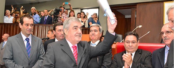 Se llevó todos los flashes. Mario Das Neves recibiendo el diploma como gobernador electo, ante una gran parcialidad de Chubut Somos Todos que copó las barras de la Legislatura. 