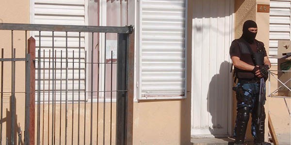 El personal policial trabajó en diferentes domicilios del barrio 159 Viviendas en procura de incautar la droga.