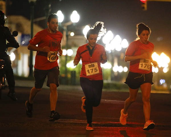 La Corrida nocturna convocó a un abuena cantidad de atletas.