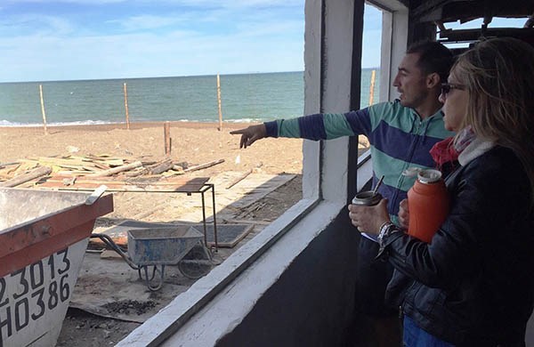 Con unos buenos mates. La intendente de Rawson recibe precisiones sobre la obra en un parador.