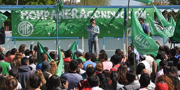 Otro período. Una postal de Hompanera hablando a los afiliados que avalaron su asunción en Rawson. 