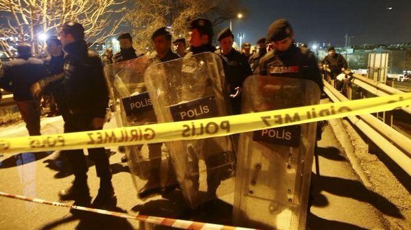 Atentado con bomba casera en metro de Estambul. Al menos 1 muerto y 5 heridos.