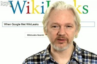 Assange, un enemigo declarado para los Estados Unidos, bajo delicada protección.