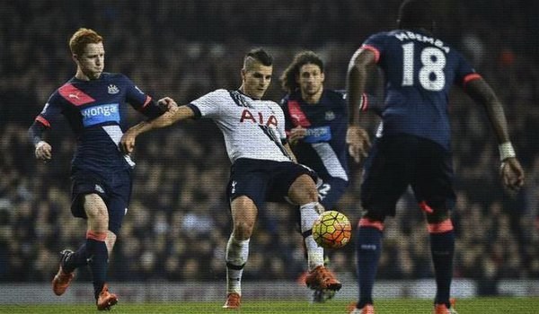 Tottenham se durmió y cayó ante el Newcastle, que dejó los puestos de descenso. Lamela en acción, Coloccini cerca.