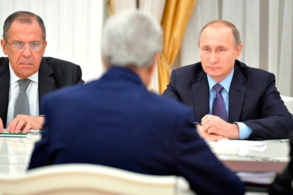 Lavrorv y Putin miran fijo al secretario John Kerry, de espaldas.