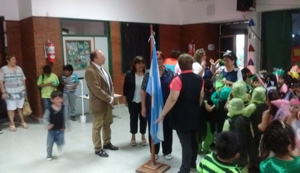 Presente. Una postal de Menchi en un acto de fin de curso en el sur. 