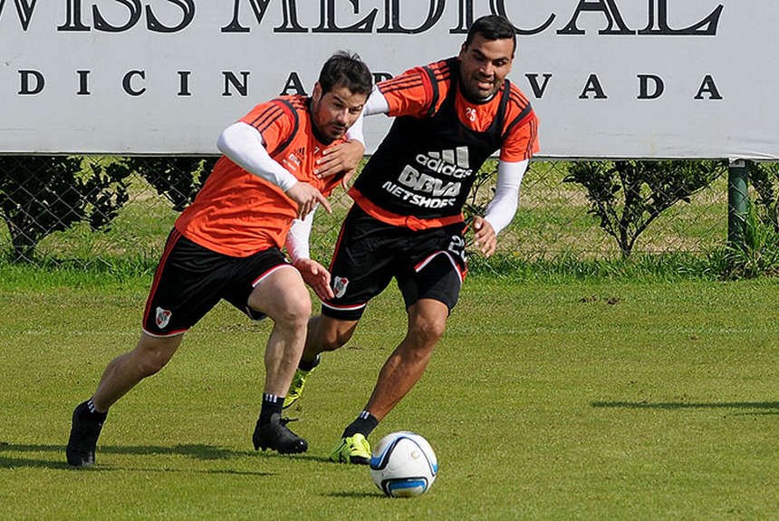 Mercado y Mora fueron a disputar una pelota y casi se van a las manos. Los separaron y no pasó a mayores.