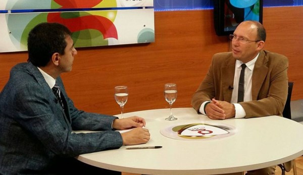 Entrevista. Una postal del ministro Menchi en el estudio de Canal 3.