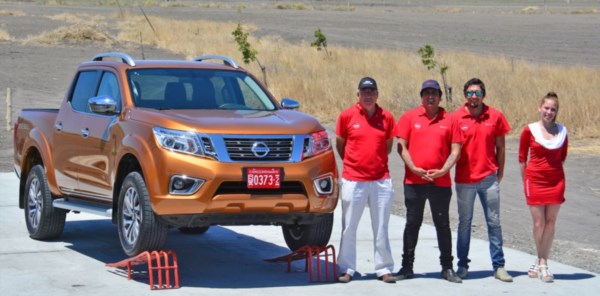 Personal de Autosur SA junto a la nueva NP300 Frontier, la pick up que se fabricará integramente en nuestro país a partir de 2018.