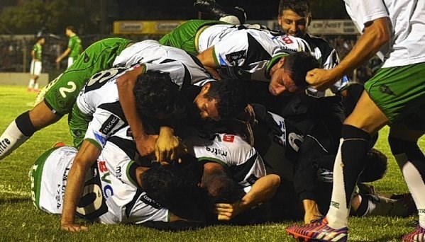 Hace una semana atrás, Villa Mitre festeja de local eliminar a Germinal y hoy ascendió.