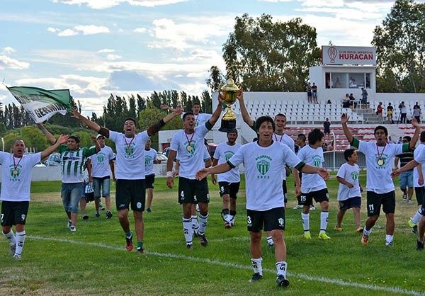 ¡Bicampeones! Los jugadores del “Verde” le llevan la copa a su gente. Es un mérito especial luego del desenlace en el Torneo Federal B.