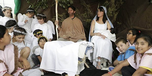 Celebración. Los jóvenes representaron un pesebre viviente ayer por la tarde en la capilla María Inmaculada.