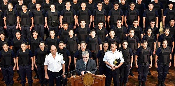 Nuevos oficiales. El gobernador junto a la cúpula policial hizo anuncios y ya prepara un plan de seguridad para aplicar localidad por localidad.