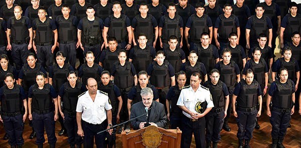 Nuevos oficiales. El gobernador junto a la cúpula policial hizo anuncios y ya prepara un plan de seguridad para aplicar localidad por localidad.