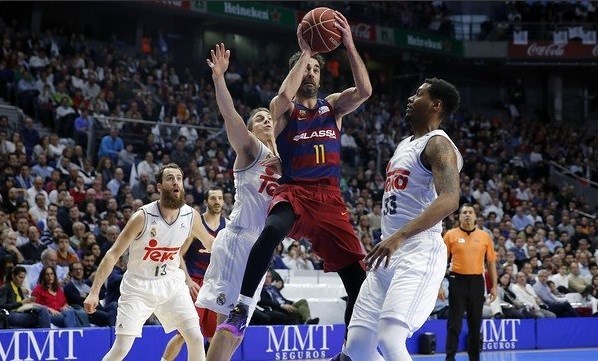 Barcelona triunfa en el clásico, con Satoransky y Doellman como líderes.