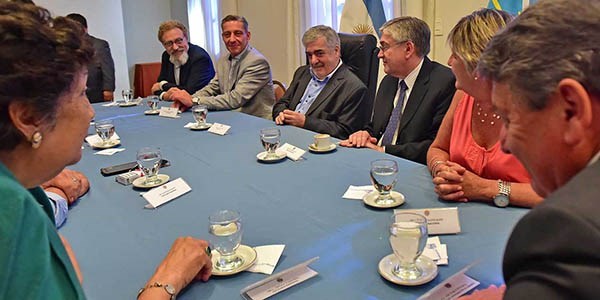 Mesa de trabajo. La única ausente , por “motivos personales”, fue la diputada nacional Ana Llanos.
