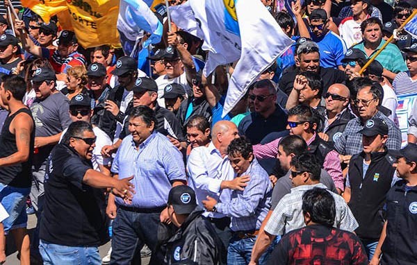 A la cabeza. El “Loma” Ávila y José Lludgar, dos líderes petroleros al frente de la multitud en Comodoro.