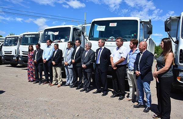 Flamantes. Una postal de los funcionarios junto al equipamiento que ya trabaja en las municipalidades. 