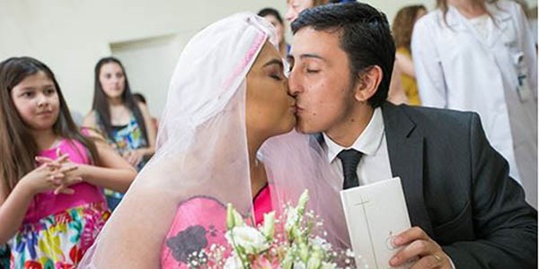 Una historia de amor y de lucha. Cesia y Francisco, su flamante esposo, después de dar el sí ante la ley.
