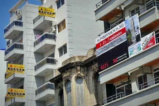 Típicos cartelones que penden de los balcones porteños ofrecidos.