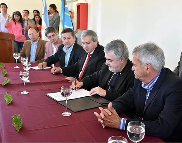 Rúbrica. El mandatario rubrica la pavimentación de parte de la ruta 269, pero por administración provincial.